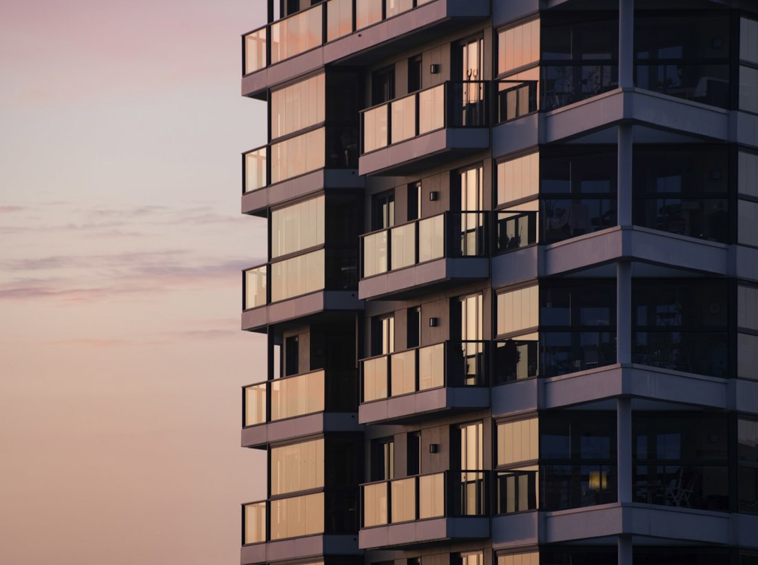 Fachada del edificio con balcones de cristal