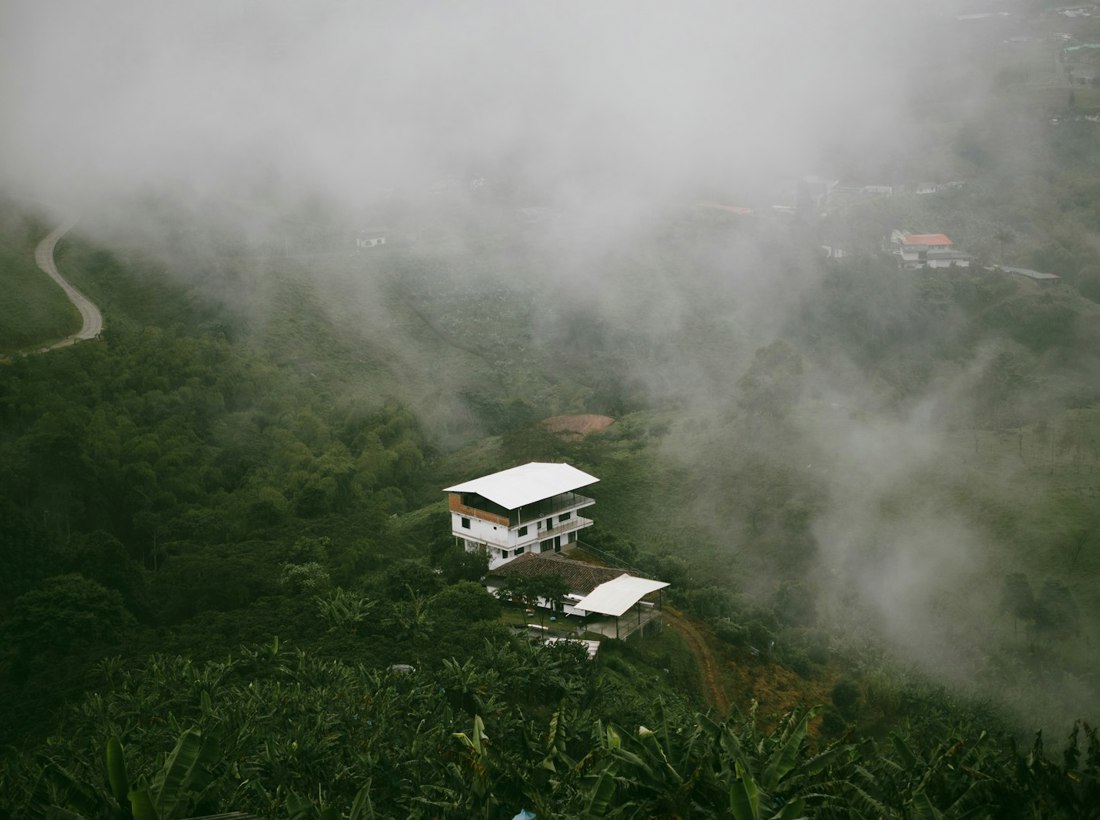 Casa en la montaña entre la neblina