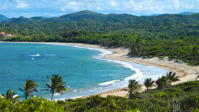 Playa y montañas en la costa de Puerto Plata
