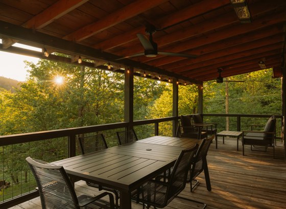 Galería de madera con vista al bosque
