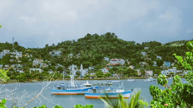 Botes en la bahía de Samaná, con el pueblo en la loma