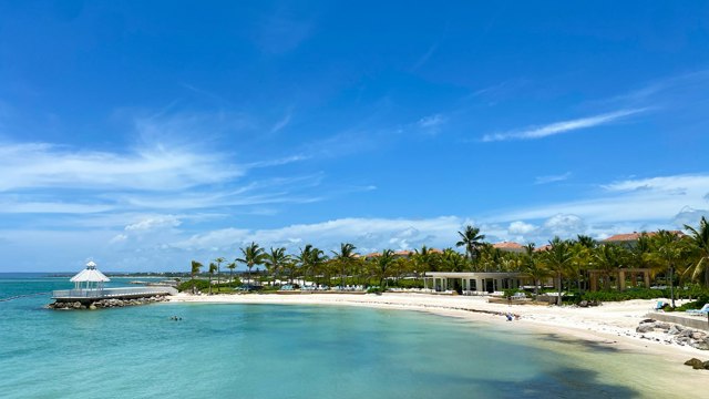 Playa de arena blanca y palmeras en Punta Cana