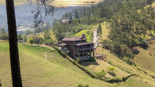 Casa entre lomas verdes en Jarabacoa