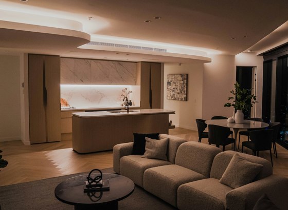 Sala y cocina abierta de noche
