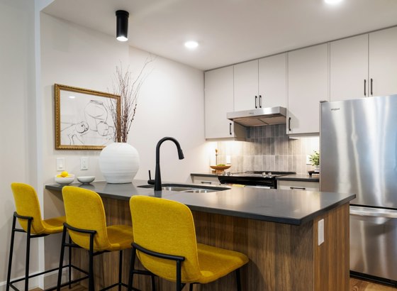 Cocina con isla y taburetes