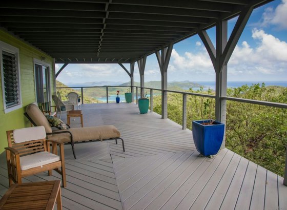 Terraza techada con vista a la bahía