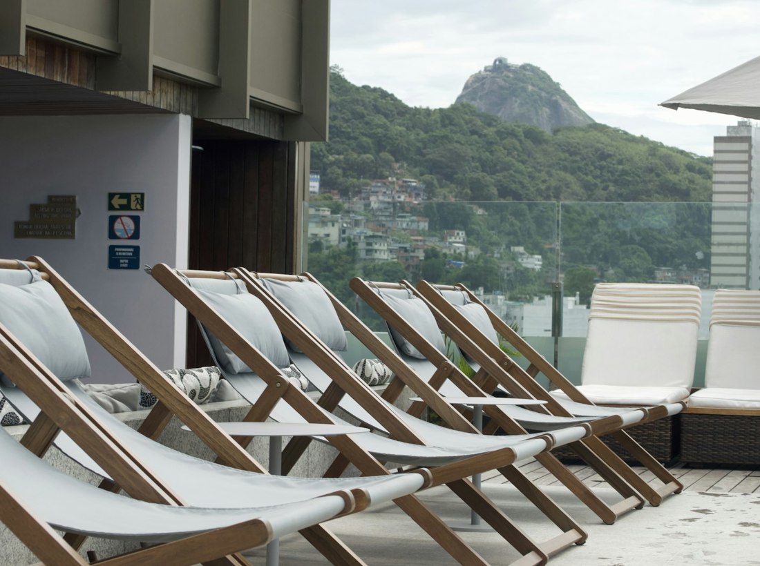Terraza con tumbonas y vista a las montañas