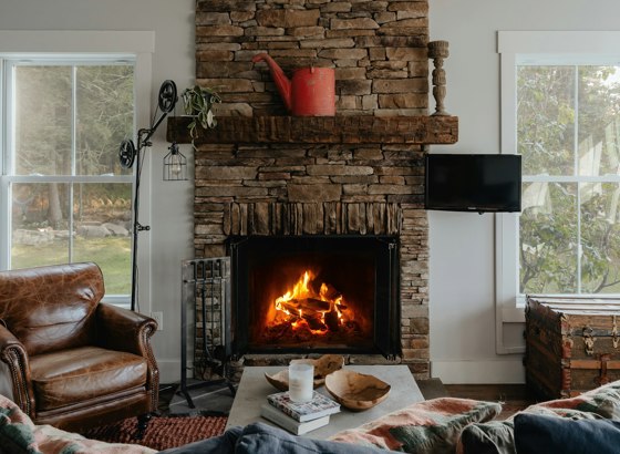 Sala con chimenea de piedra